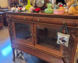 Vintage quarter sawn oak sideboard (has mirror, but not atttached)