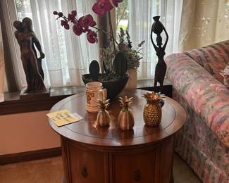 Round table / cabinet 