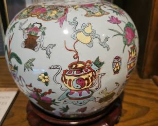 A large Chinese famille rose porcelain ginger jar with lid.