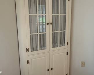 Corner hutch