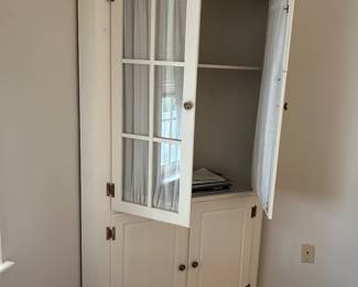 Corner hutch
