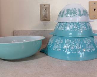 Pyrex Turquoise Round Casserole Dish