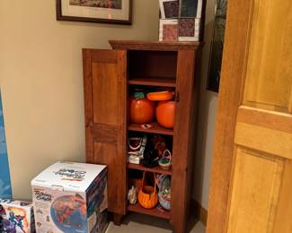 Halloween, Pink Cabinet