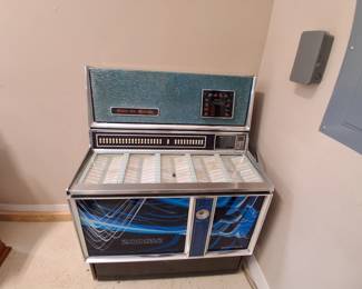 Vintage Wurlitzer jukebox loaded with 45's