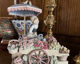🌸 LladrĂł Flower Cart Figurine – $275 Beautiful authentic LladrĂł porcelain flower vendor with flower cart, featuring an incredible amount of intricate hand-crafted floral detail. Soft pastel colors, charming umbrella with birds, baskets of flowers and classic LladrĂł craftsmanship. A gorgeous statement piece for any LladrĂł collector or curio display. Excellent condition. $275