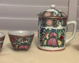 TTM035 Chinese Porcelain Rose Medallion Lidded Mug & Five Teacups 