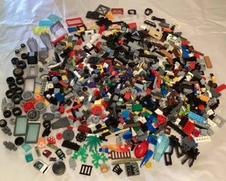 TTM016 Over 2 Pounds Of Legos 