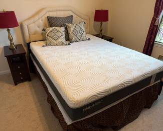 $300 like new tempurpedic Bed Queen