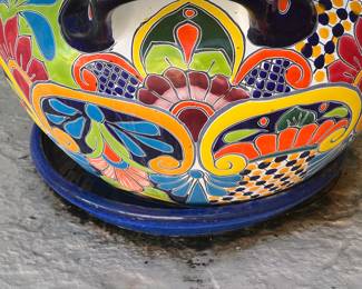 Talavera pot details.