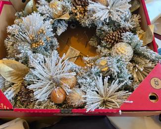 32" pre lit wreath