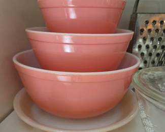 PYREX Flamingo Pink Nesting Mixing Bowl Set (3)