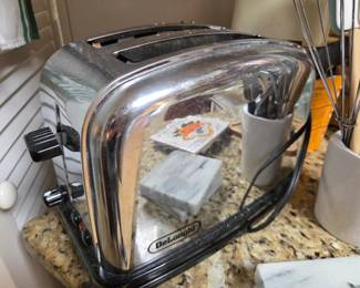 DeLonghi toaster