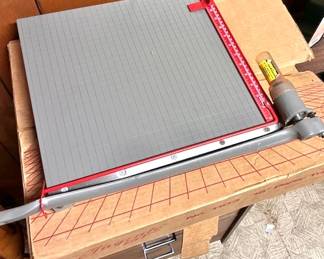 Guillotine Paper Cutter & Photo Trimmer with Gridded Cutting Board