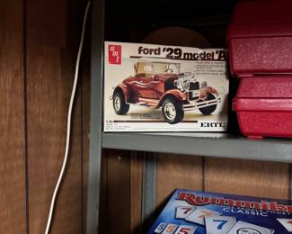 AMT/Ertl Ford ’29 Model A 1:25 Model Kit, Rummikub