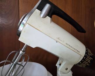 SUNBEAM Mixmaster with Glass Mixing Bowls, Attachments, and Juicer