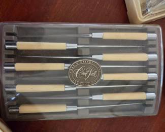 Carvel Hall by Chas D Briddell Steelsmiths Knife Set featuring Ivory-tone Handles and Stainless Steel Blades in Original Presentation Case