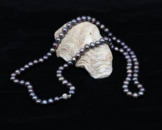14k White Gold Lock Ball And Lustrous Iridescent Tahitian Pearls