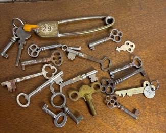 019 vintageskeletonkeysandoversizedsafe