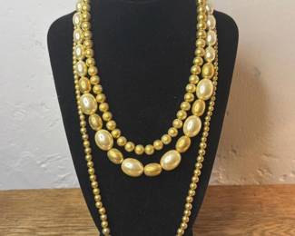 394 napierfauxpearlandgoldtonebeadnec
