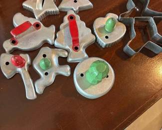 321 vintagealuminumcookiecutterswithcol