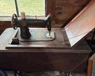339 antiquesingertreadlesewingmachinein