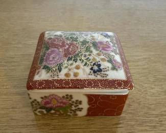 135 japanesesatsumaporcelaintrinketboxw