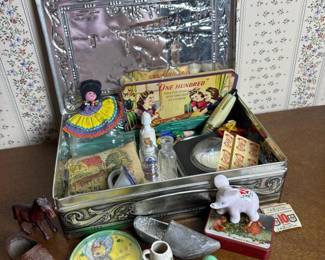 252 vintagetinytrinketsinembossedmetal