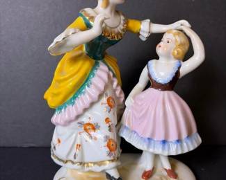 108 porcelainfigurineofwomanandgirlin