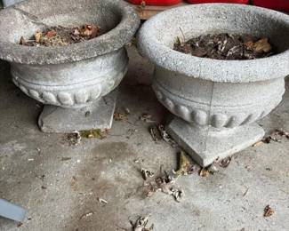 030 pairofconcreteurnplantersinclassic