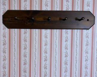 092 woodenwallmountcoatrackwithpegs