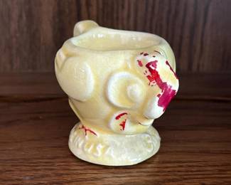 062 vintagechickenshapedpotteryeggcup