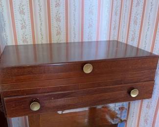 095 flatwarestoragechestwithdrawer