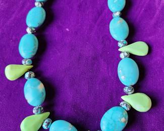Vintage Turquoise and Howite/Magnesite Drop Bead Necklace. 