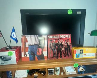 MORE ALBUMS & 32" SANYO LCD TV