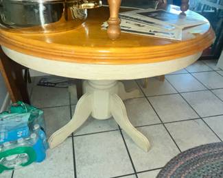 SOLID WOOD ROUND KITCHEN TABLE