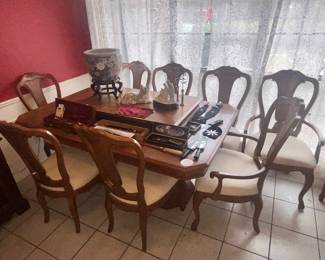ELEGANT FORMAL DINING ROOM SET - w/ LEAF & 8 CHAIRS