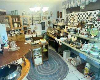 A PACKED KKITCHEN / DINING AREA!