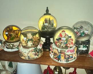 COLLOECTION OF CHRISTMAS MUSIC BOXES