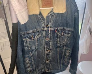 VINTAGE LEVIS SHERPA-LINED DENIM JACKET