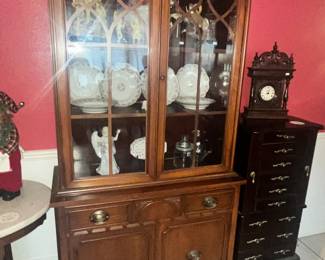 WONDERFUL DUNCAN PHYFE 2DR CHINA CABINET