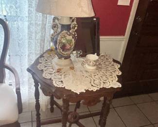 VINTAGE PARLOR TABLE & PORCELAIN LAMP