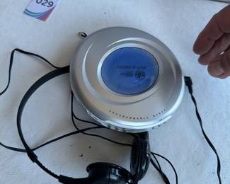 Maxell Portable CD Player with Headphones (no fuzzy cups)