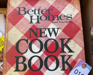 Better Homes and Gardens New Cookbook $8.00