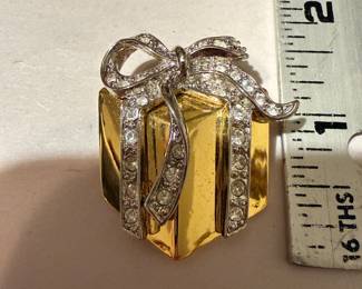 Present Brooch $5.00