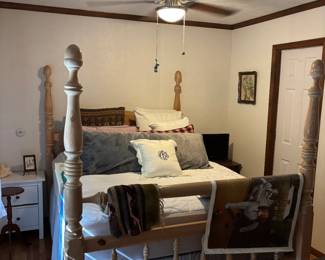 Queen size poster bed