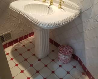 Pedestal sink