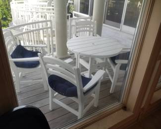 Polywood dining set seats 4