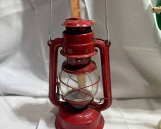 Red Dietz Little Wizard Kerosene Lantern (Glass has a crack in it) $10.00