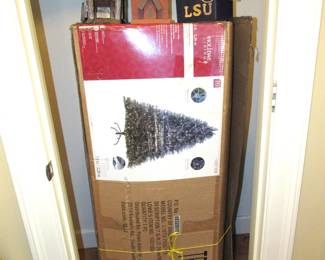 7.5' pre-lit Xmas tree