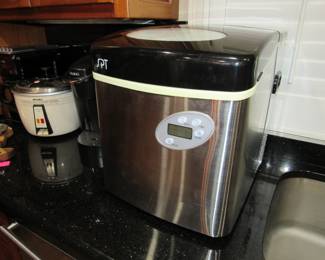 Counter-top ice maker